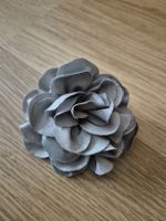 Stoffblume Anstecker Brosche grau silber  Haarschmuck