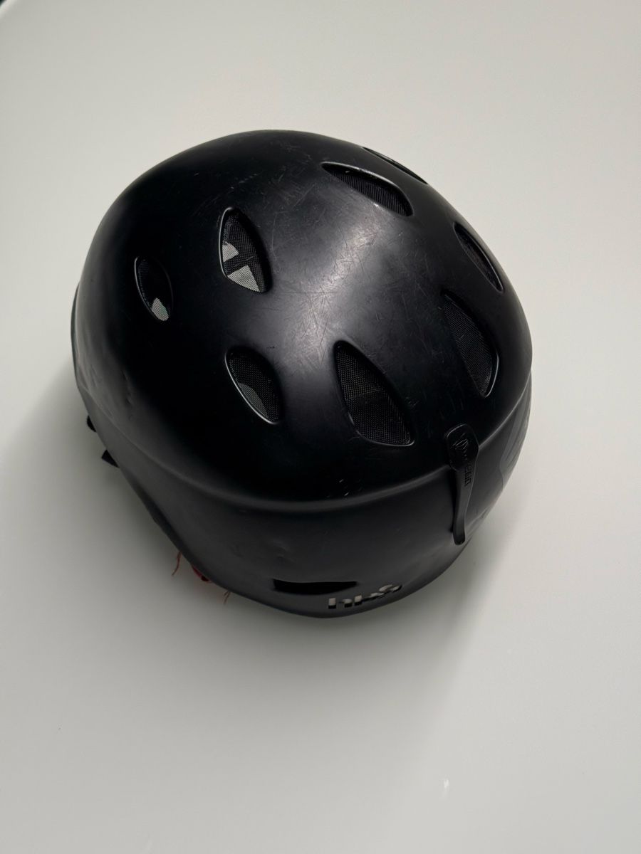 Caschi: Schwarzer Ski/Snowboard Helm – Usato da Basel venduto da FrozenFire 1