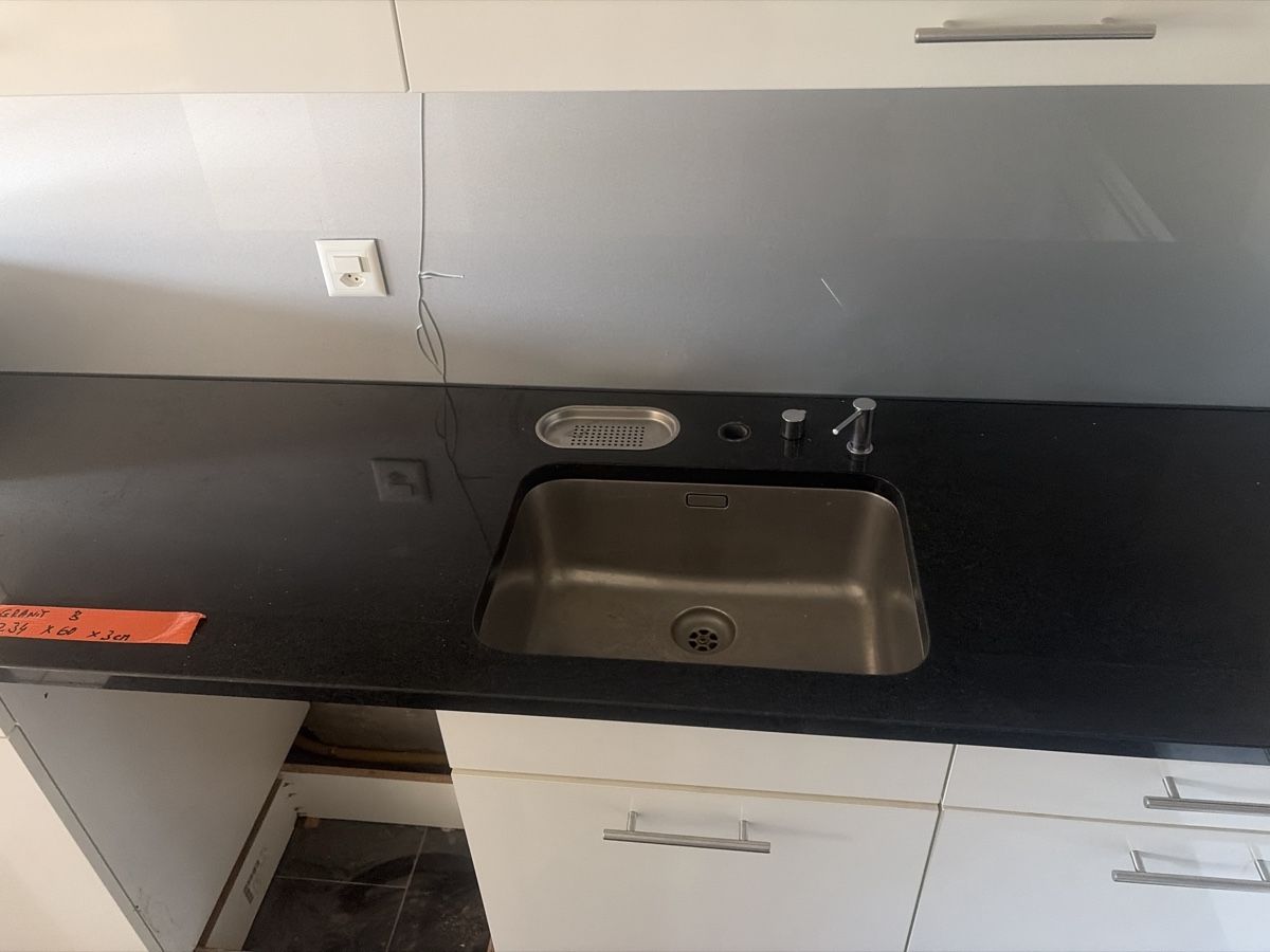Pietre & tegole: Granit Arbeitsplatte schwarz L234 x B60 x H3cm – Usato da Udligenswil venduto da jua_klv8 1