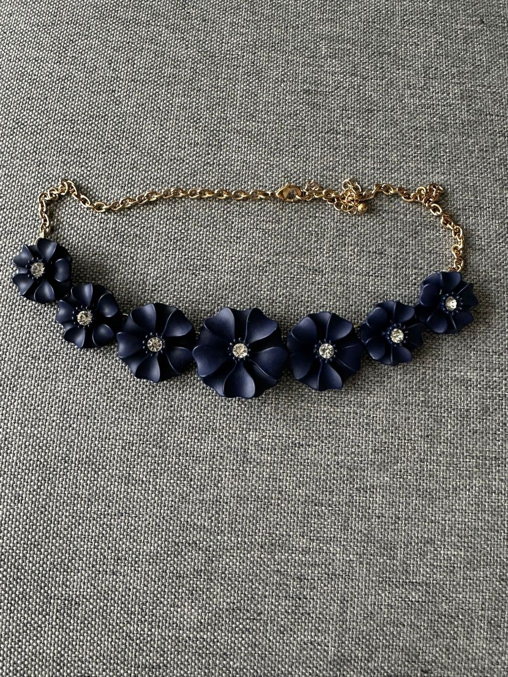 H&M Catenine: Navy-Blumen-Kette mit Strass, neuwertig – Nuovo (secondo la descrizione) da Zürich venduto da osa_8phv