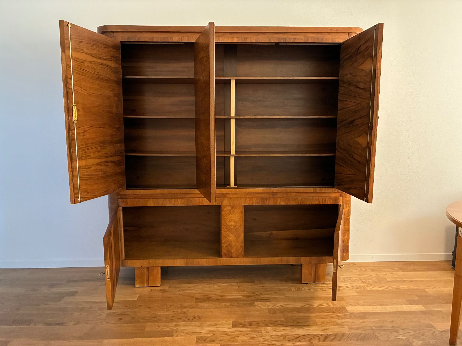 Armoires: Buffetschrank Nussbaum furniert – D'occasion à Zürich par ZH-OERLIKON 4