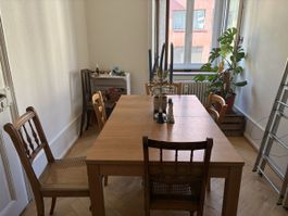 Ausziehbarer Holztisch