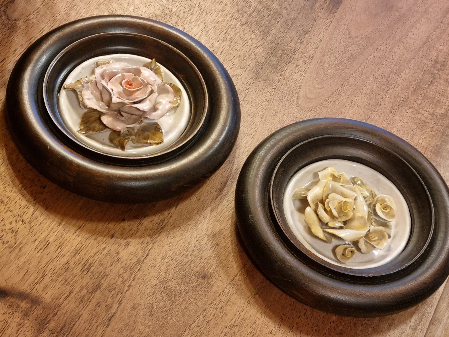 Foto & Immagini: 2 Vintage Wandbilder mit 3D Rosen – Usato da Scharnachtal venduto da devin03