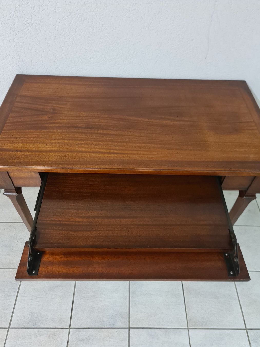 Schreibtische: Bureau petit – Gebraucht aus Monthey von 187-zeroo 8