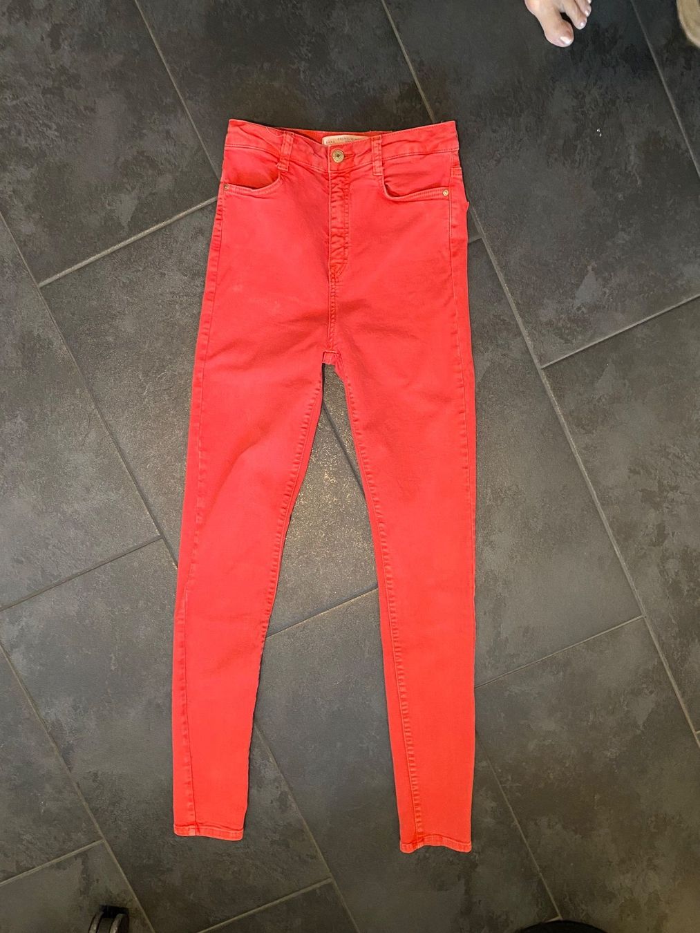 Zara Jeans: Rote Zara Damen Jeans Grösse 36 – Usato da Goldau venduto da Rjn