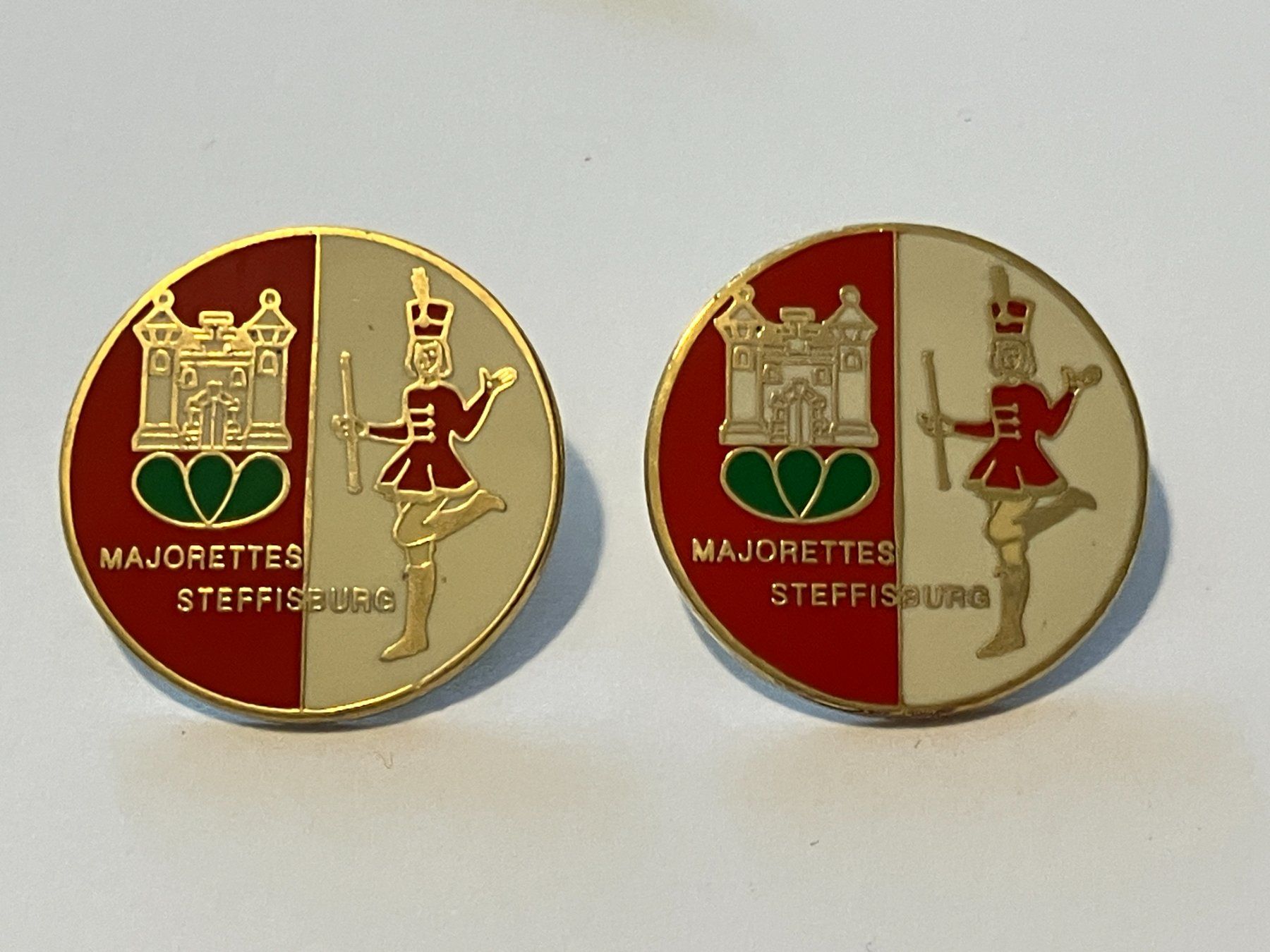 Plaketten & Abzeichen: 2 Pin Majorettes Steffisburg – Gebraucht aus Basel von djwwpp