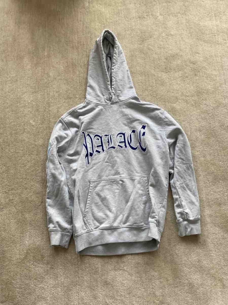 Maglioni & Felpe: Palace Kapuzenpullover grau mit Logoprint gebraucht – Usato da Wädenswil venduto da ver_s8k8