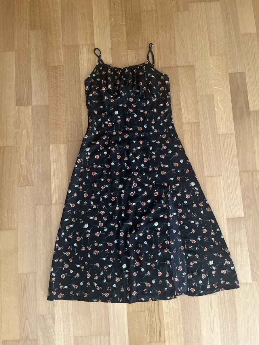Kleider: Kleid Blumenmuster Schwarz – Neu und originalverpackt aus Naters von mar_fp7t
