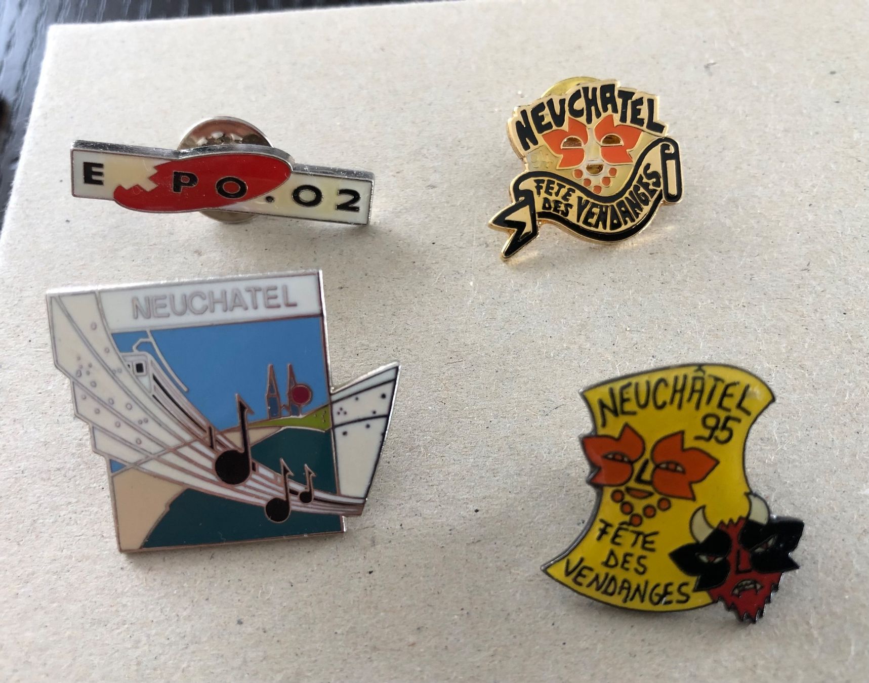 Plaketten & Abzeichen: Lot de pins - Évènements Neuchâtel – Neu (gemäss Beschreibung) aus Neuchâtel von actarus1970