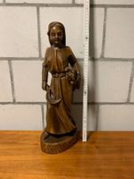 Holzfigur geschnitzt /Frau bei der Ernte