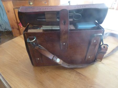 Schweizer Militär: 1.Hilfe-Tasche, Ledertasche mit Inhalt