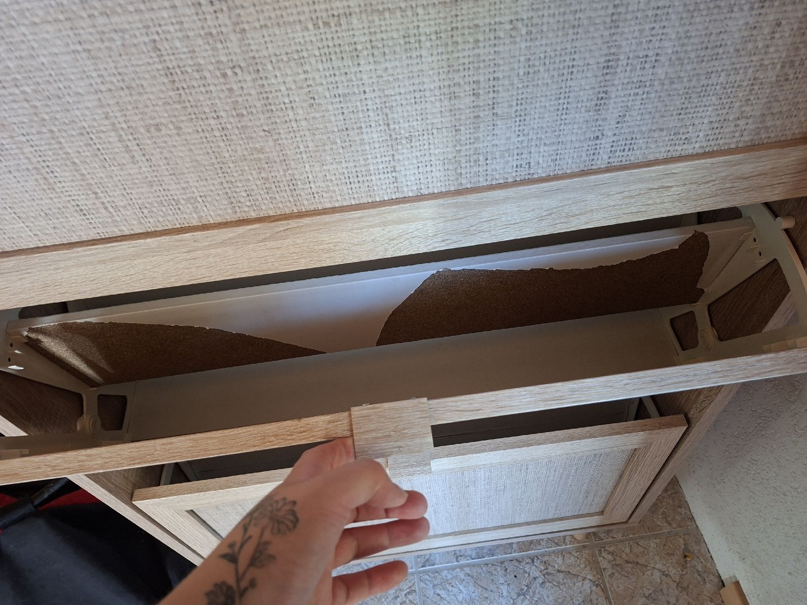 Schränke: Schuhschrank Eicheoptik 3 Klappen  – Gebraucht aus Oeschenbach von wid_7yqd 2