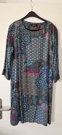 neuwertiges Kleid von Desigual in Grösse 46