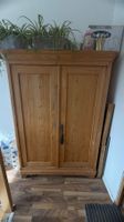 Antiker Kiefernschrank, ideal für den Frühlingsputz.