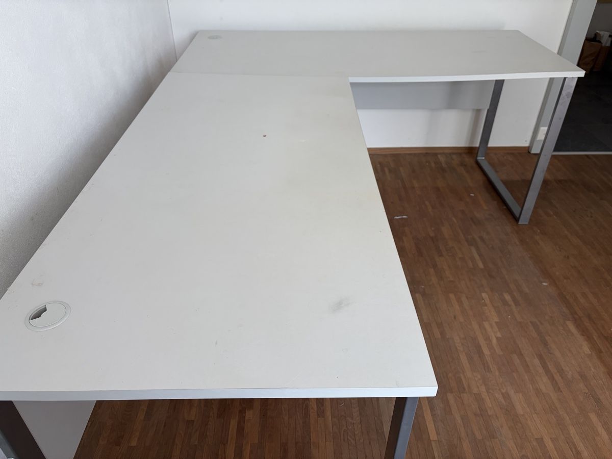 Schreibtische: L Tisch ab 1 Franken – Gebraucht aus Winterthur von AlienStore 1