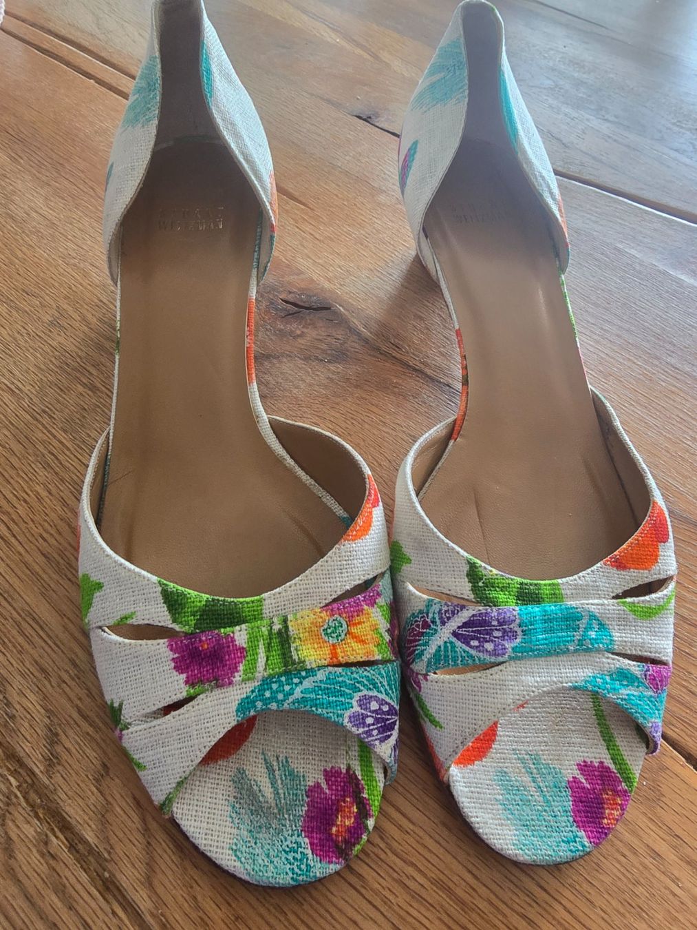 Stuart Weitzman Chaussures femmes: STUART WEITZMAN SANDALE MIT GEWEBTE OBERFLÄCHE/BLUMEN – D'occasion à Möriken AG par rowyta