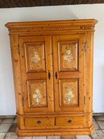 Wunderschöner massiver Bauernschrank mit Bauernmalerei