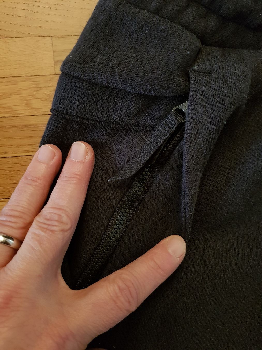 Adidas Pantaloni: Pantalon de jogging Adidas noir, taille M – Usato da Veyrier venduto da sosozizou 3