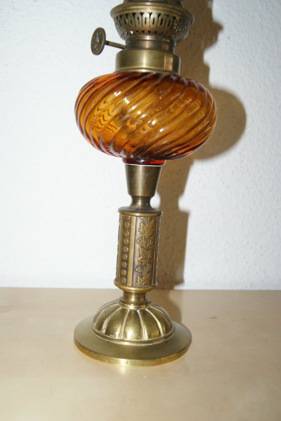 Lampade: Antike Petroleumlampe mit gelbem Glas – Usato da Zürich venduto da Widi1 2