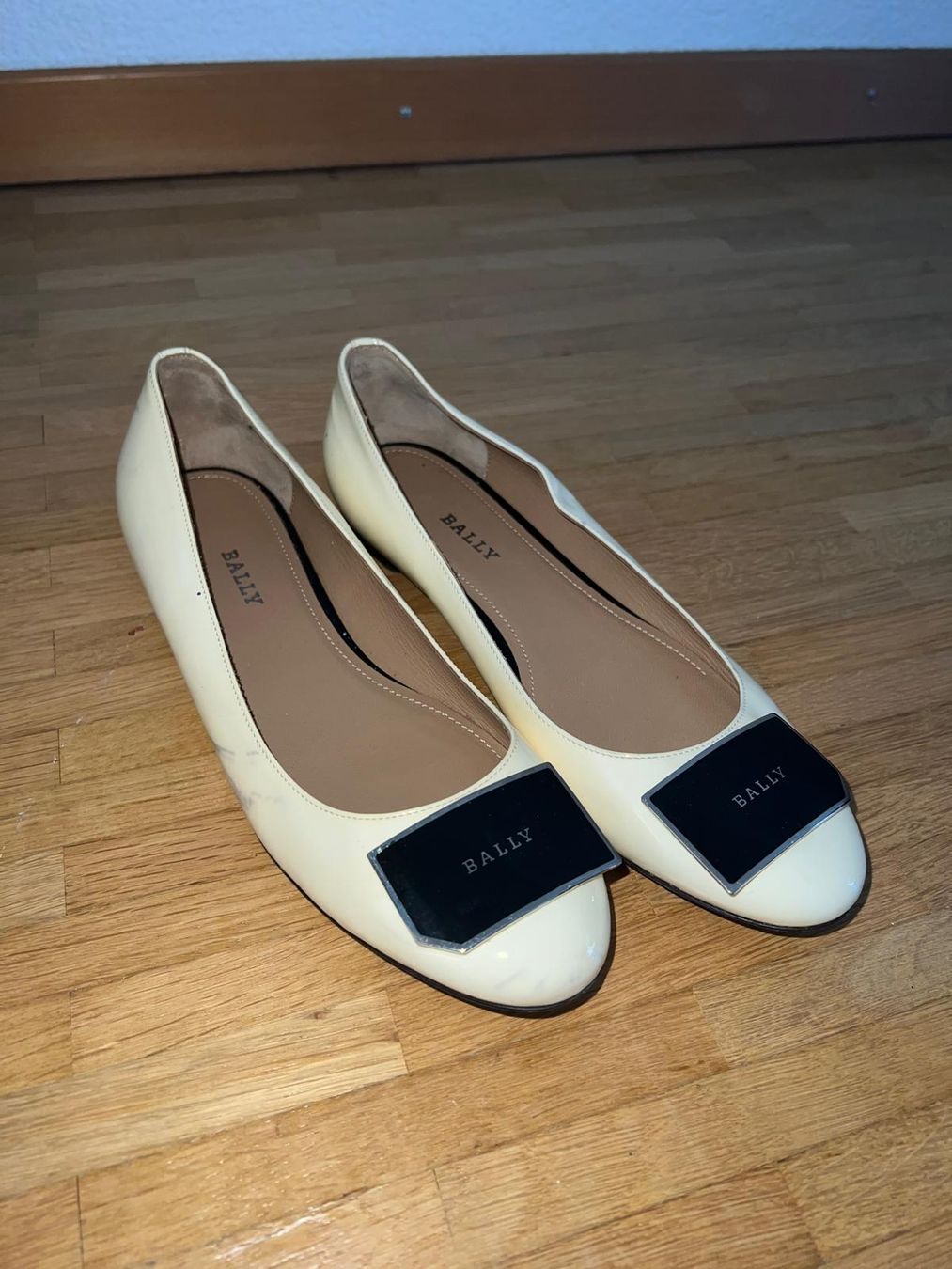 Bally Scarpe da donna: Bally Ballerinas Gr. 38 Lackleder Creme – Usato da Jona venduto da admirvukovic 1