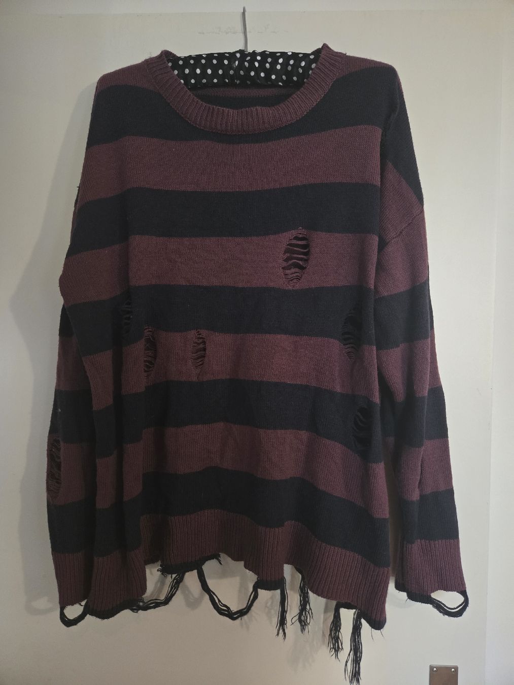 Maglioni & Felpe: Cooler Gestreifter Gothic-Pullover mit Löchern, 40/42 – Usato da Dübendorf venduto da Timulka