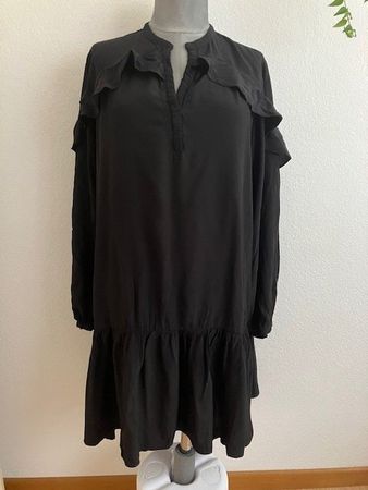 Robe noire élégante à volants, style bohème chic T M Mango