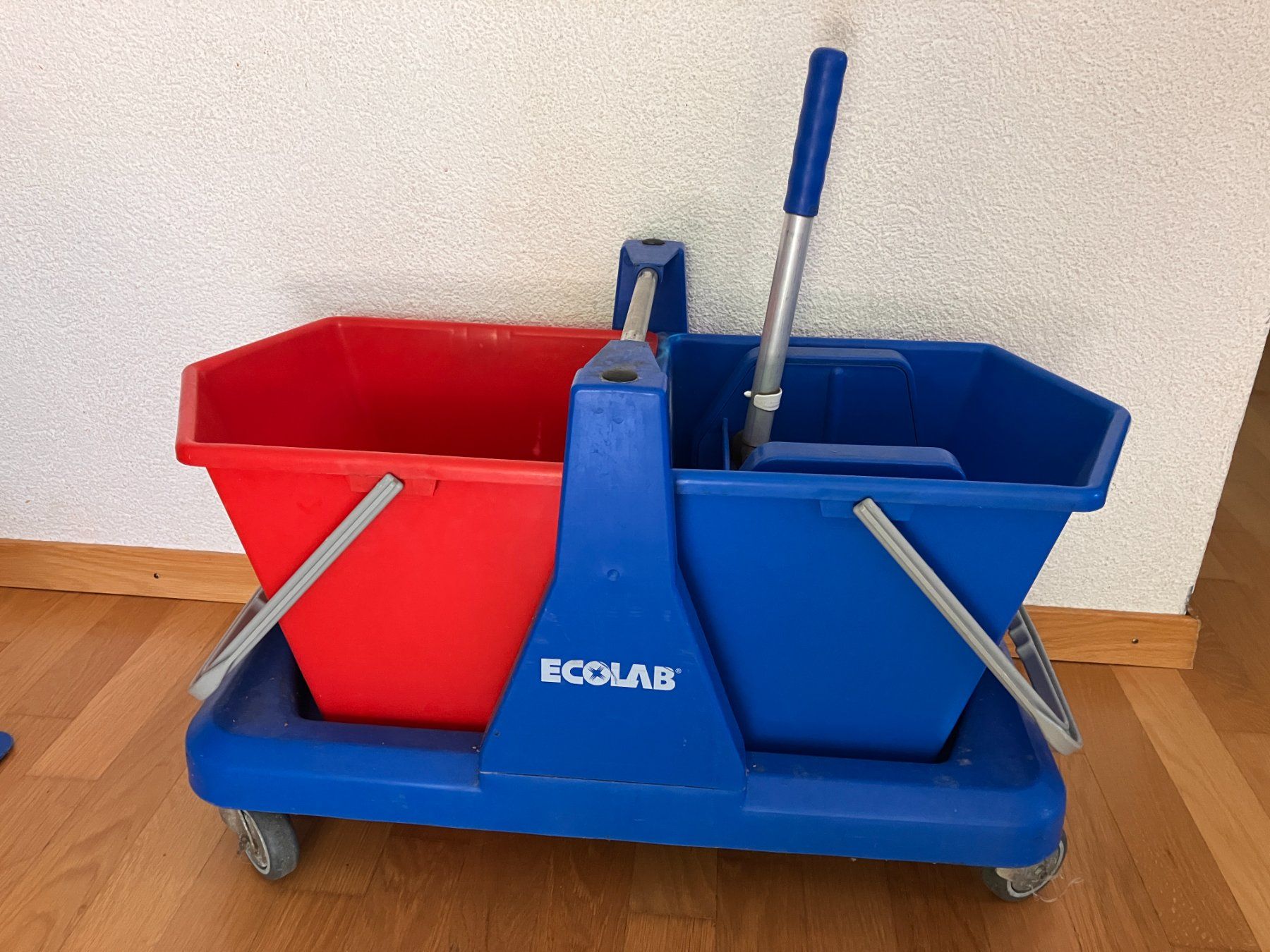 Reinigung & Hygiene: Ecolab Doppelfahreimer mit zwei Wischer – Gebraucht aus Fislisbach von Promo 6