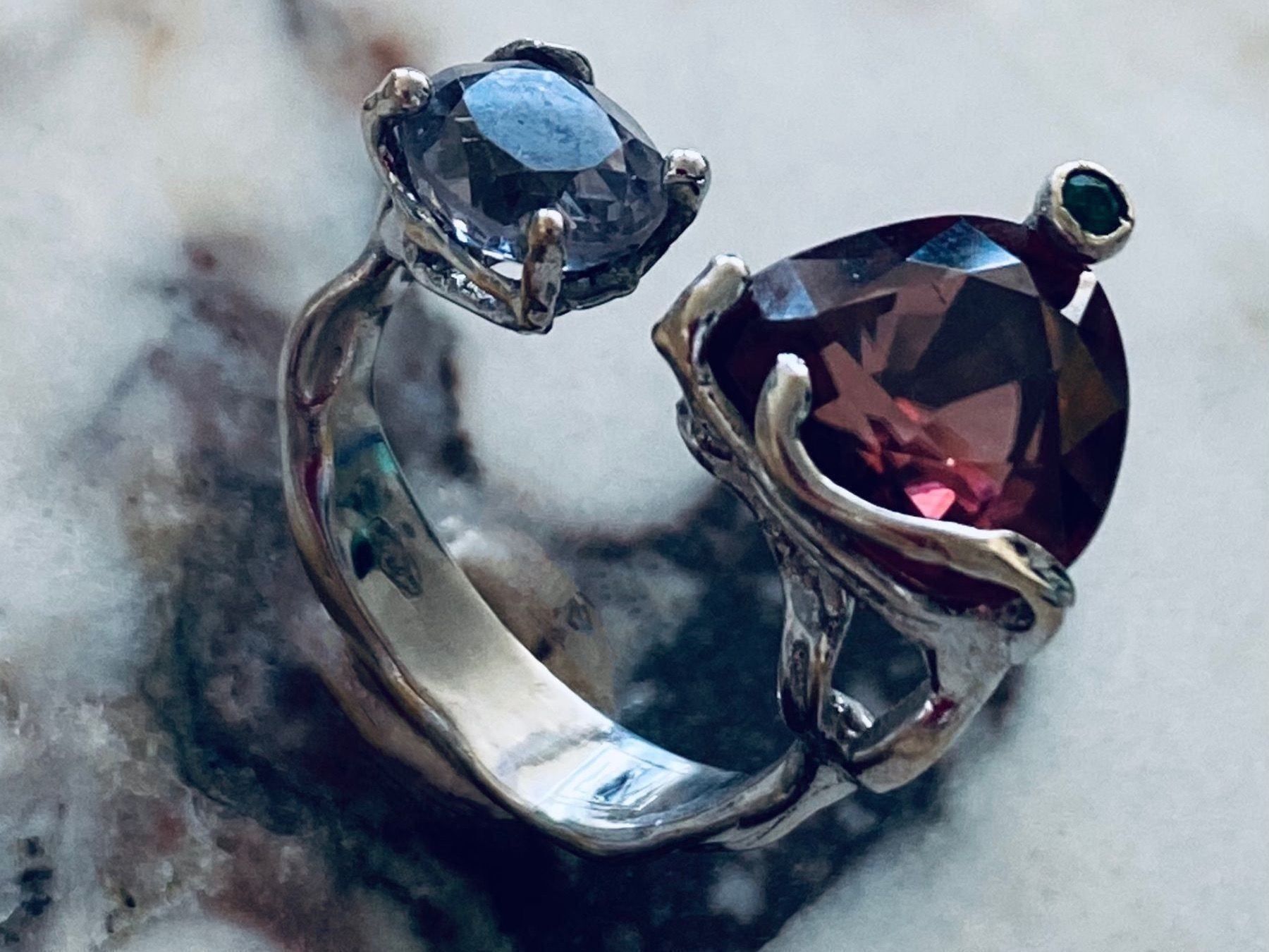 Llan Valls Joies Anelli: STACKABLE!! 18k W Gold Red Zircon & Grey Spinel Ring – Usato da Birsfelden venduto da Brut 7