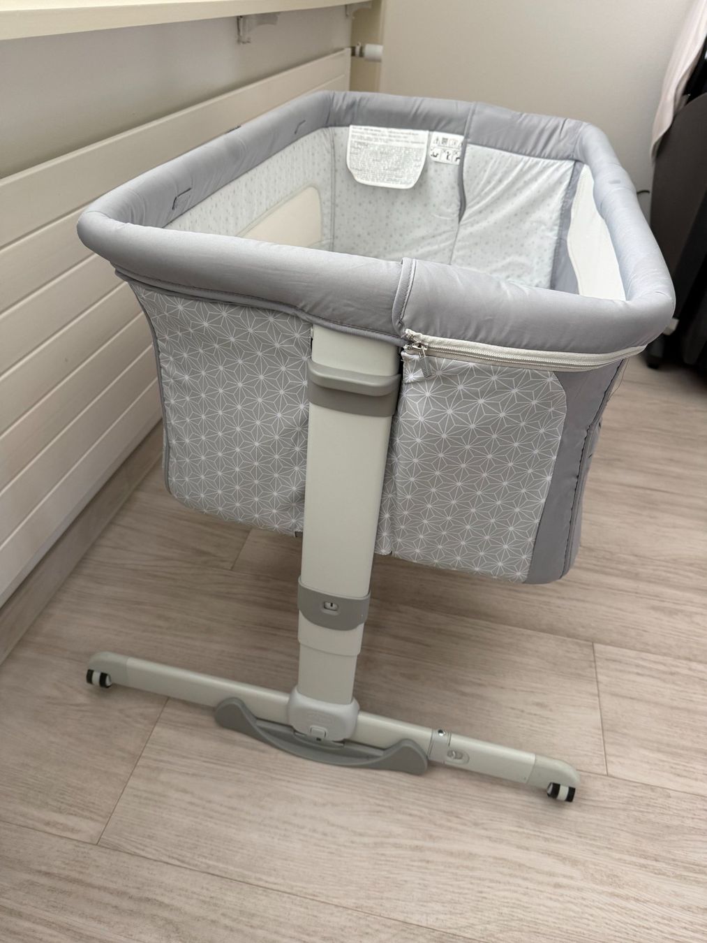 Chicco Letti: Chicco Next2Me Bedside Crib – Grey – Usato da Kilchberg ZH venduto da luj_6zm9 1