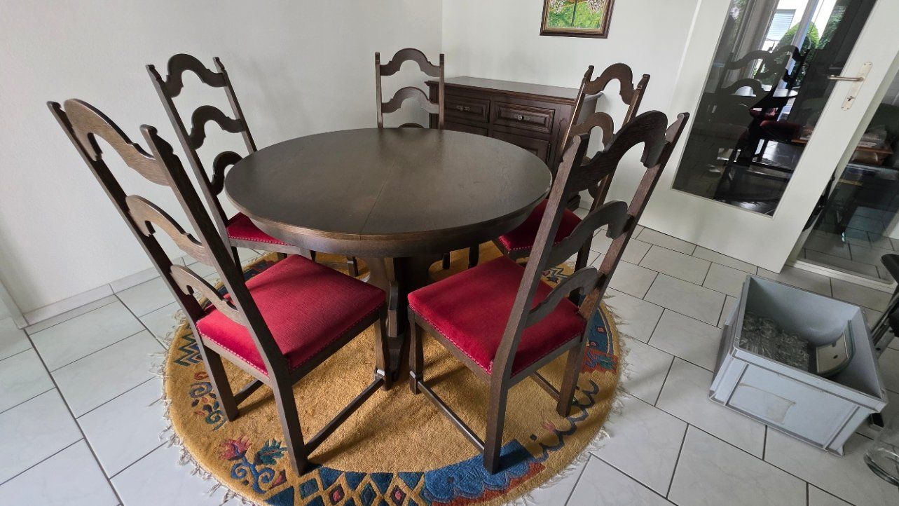 Set di tavolo e panche: Tisch und fünf Polsterstühle – Usato da Itingen venduto da BrockSchopf 3
