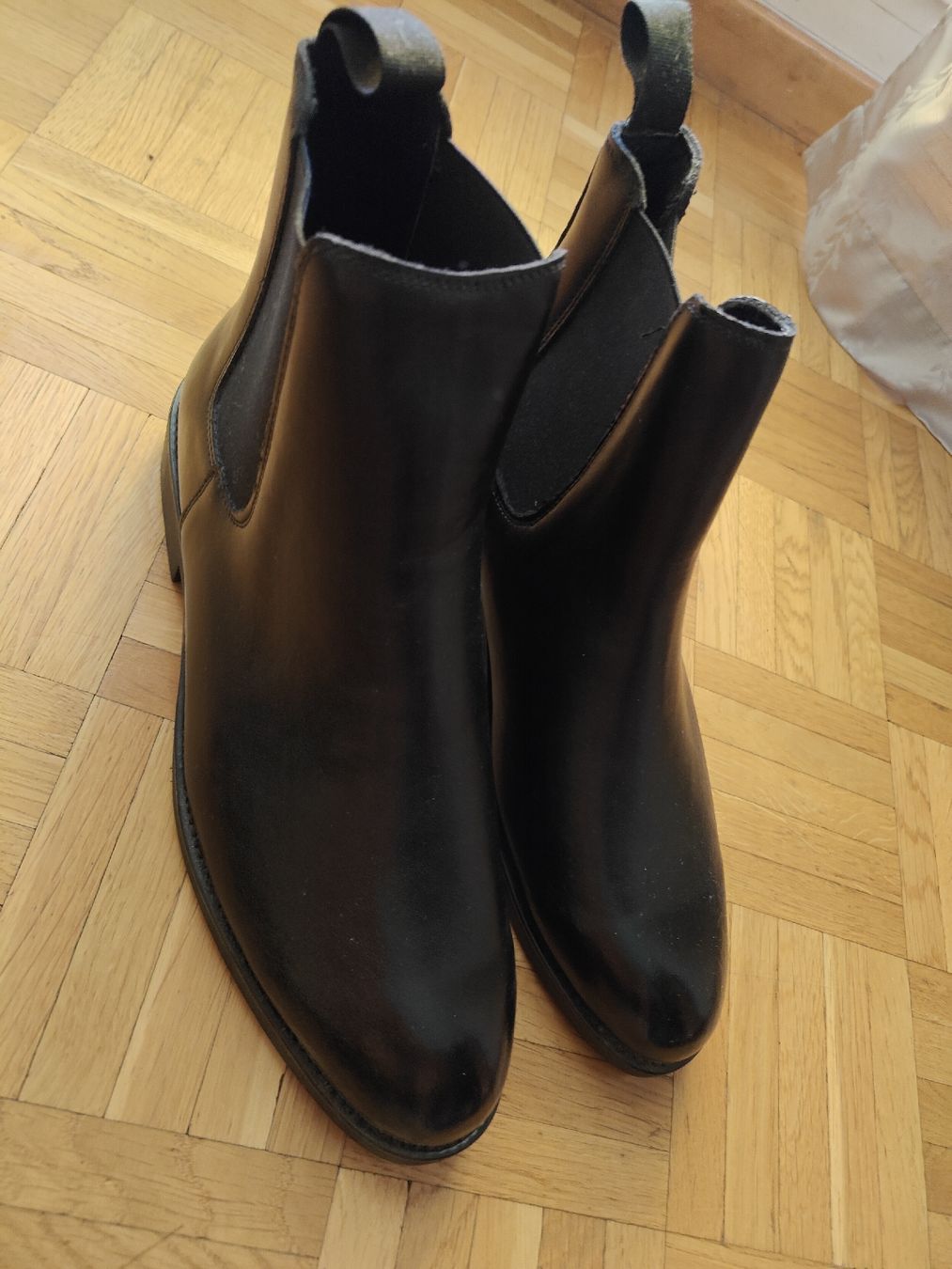 Scarpe da uomo: Stylish Black Leather Chelsea Boots - Size 41 - EUC! – Nuovo (secondo la descrizione) da Carouge GE venduto da Andelie
