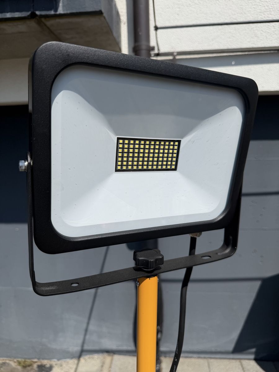 Lampes: LED Baustrahler mit Stativ 2x – D'occasion à Egerkingen par pat_pl7m 2