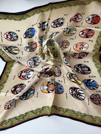 Seidentuch, Asiatisch, Beige, Masken Motiv, neu.