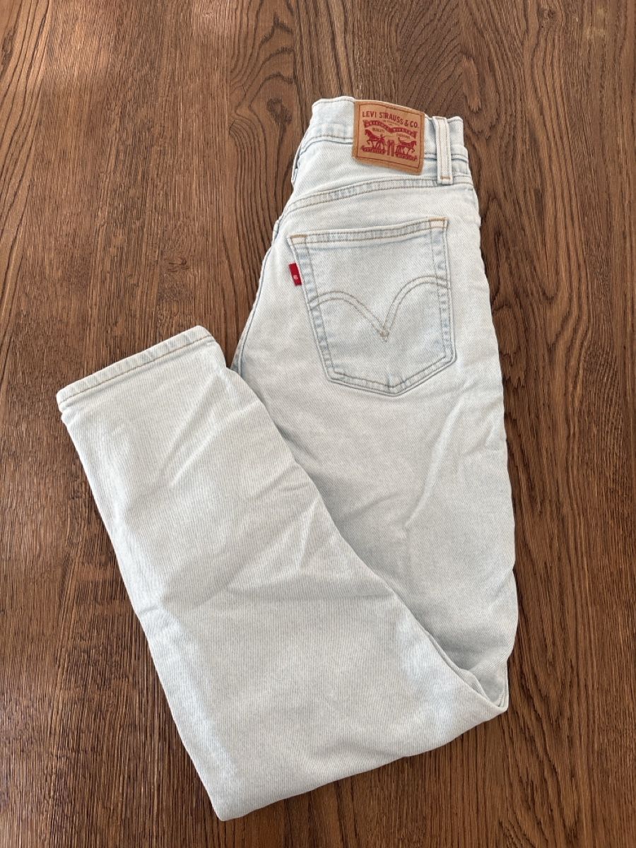 Levi's Jeans: Levi's Jeans hellblau – Usato da Bern venduto da tamwoe