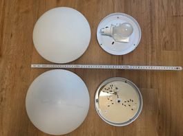 Zwei Deckenlampen