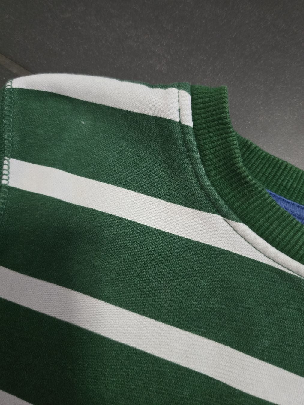 H&M Pulls et sweat-shirts: H&M LOGG Pulli, gestreift, grün/weiss, Gr. 122/128 – D'occasion à Unterentfelden par Panda-87 1