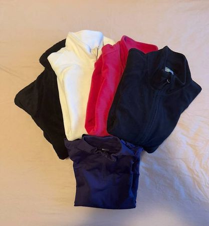 Lot de 5 polaires pour dame. Taille M