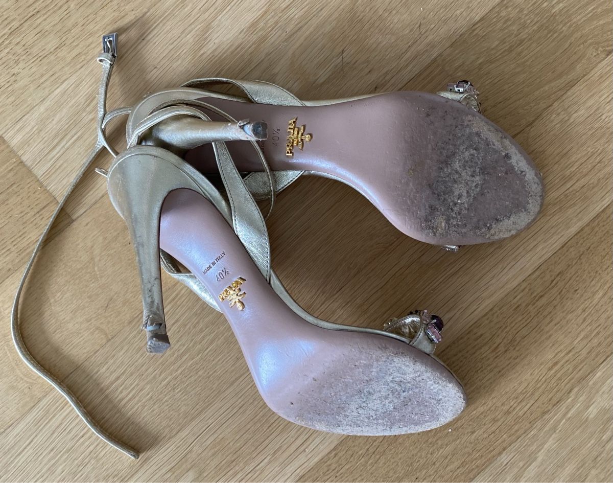 Prada Damenschuhe: PRADA SANDALS GOLD RHINESTONES SPRING SOMMER – Gebraucht aus Walchwil von Finibaci 4