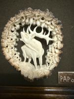 Hirsch graviert auf Geweih im Rahmen von Hand gemacht PAP 09