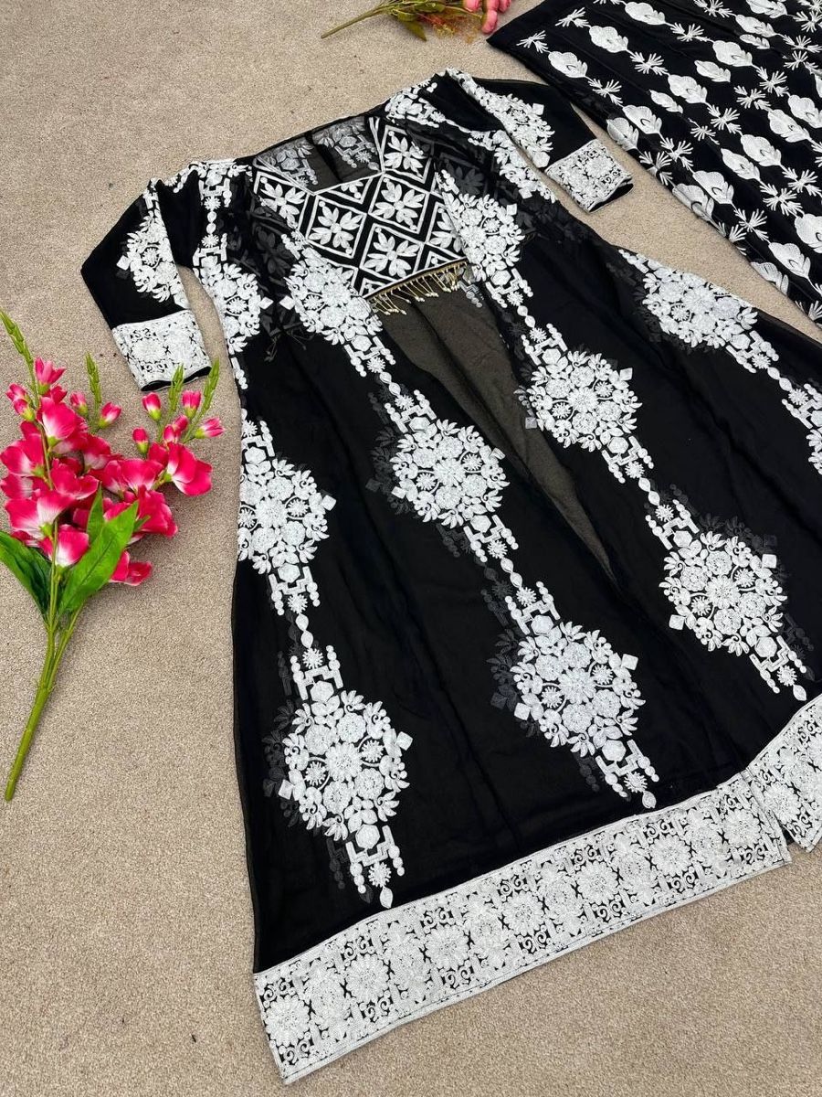 Lotti di vestiti: Elegantes Schwarz-Weiss Besticktes Set – Nuovo e nell'imballaggio originale da Murgenthal venduto da mah_vy9v 1