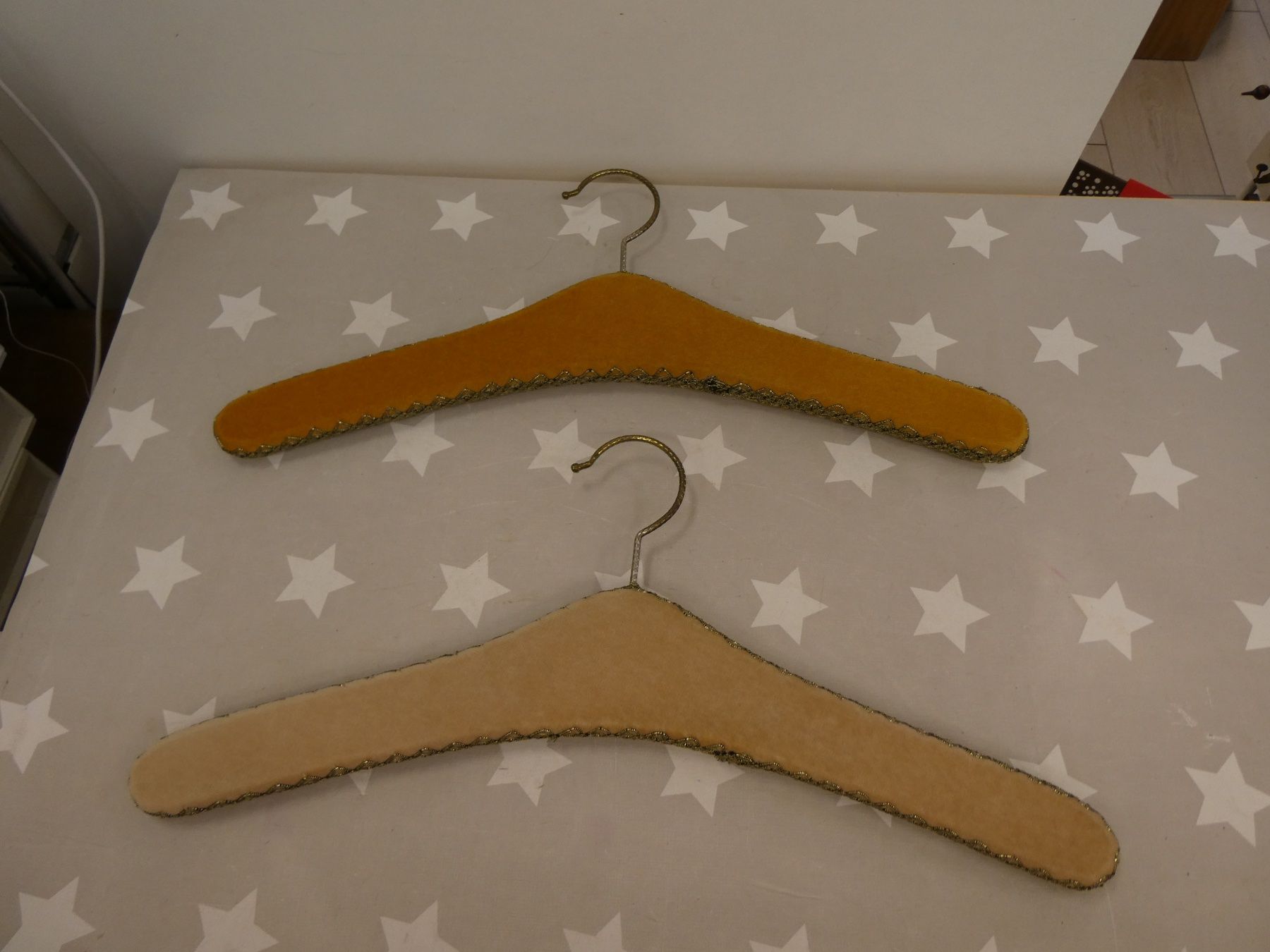 Appendiabiti: 2 Gobelin Kleiderbügel Vintage – Usato da Rafz venduto da Powacaddy 1