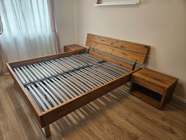 Massivholzbett mit Lattenrost und Nachttischen