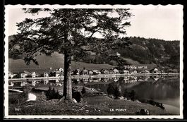 AK Le Pont, Vue du village et du lac