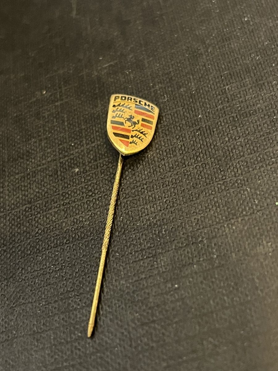 Spille & Fermagli: Anstecknadel Porsche – Usato da Münchenstein venduto da Sozial_Labor_Brocki