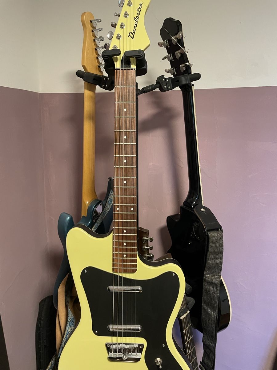 Danelectro Musikinstrumente: Danelectro "The 67 Dano Cream w/ Black Pickguard" – Gebraucht aus Hornussen von junglej
