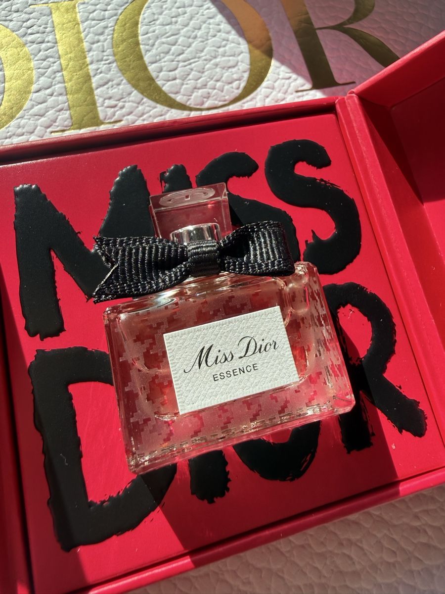 Dior Parfum & Eau de Toilette: Miss Dior Essence Coffret – Neu und originalverpackt aus Luzern von sas_r89l