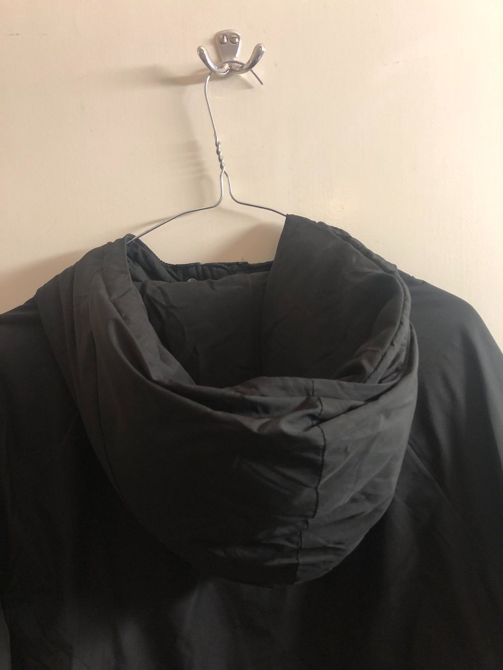 Giacche: Schwarze Daunenjacke mit Kapuze – Usato da Zürich venduto da aurelia_nater 3
