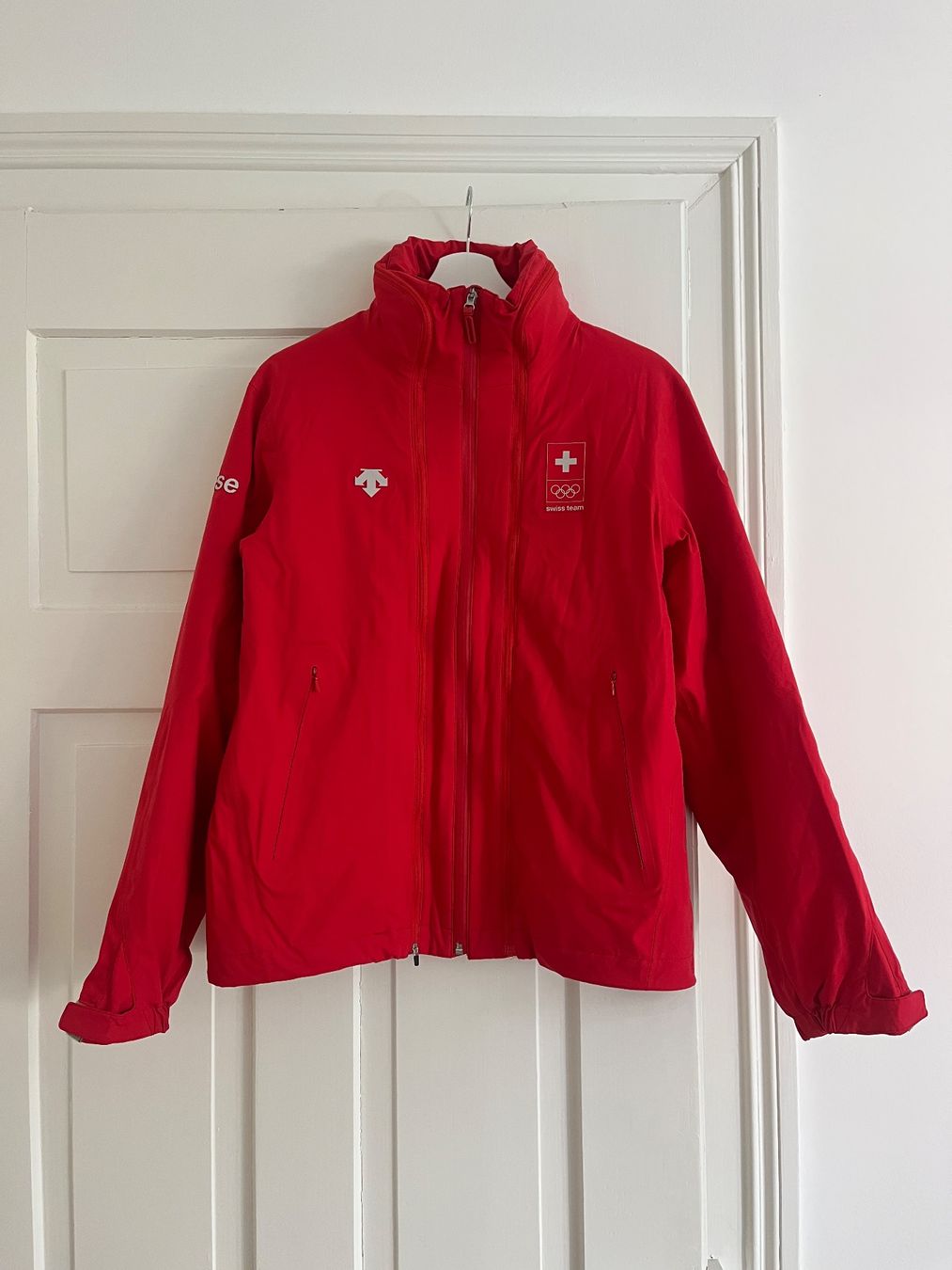 Swiss Giacche: Swiss Olympic Team Softshell Jacke Descente Rot Grösse S / M – Usato da Zürich venduto da bretxo