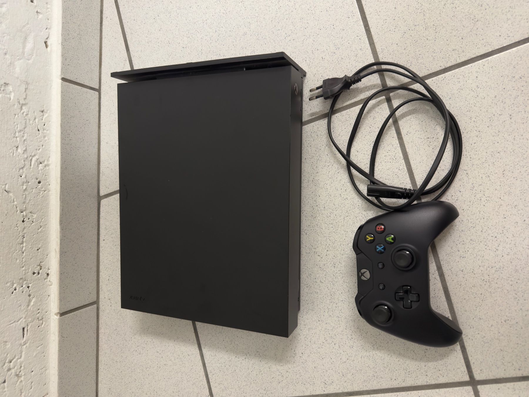 Microsoft Consoles: XBOX ONE X in gutem Zustand mit Controller – D'occasion à Losone par A.Colusso 1
