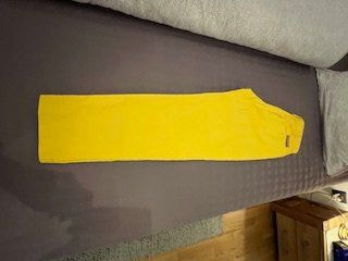 Pantalon CHERVO JAUNE taille 38 matière agréable pour l'été